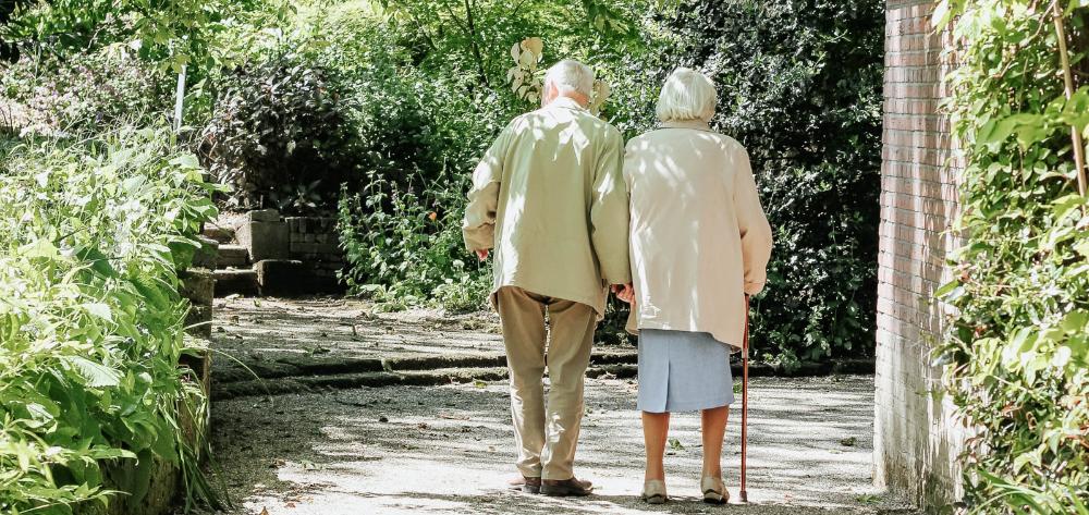 Gent gran passejant al parc