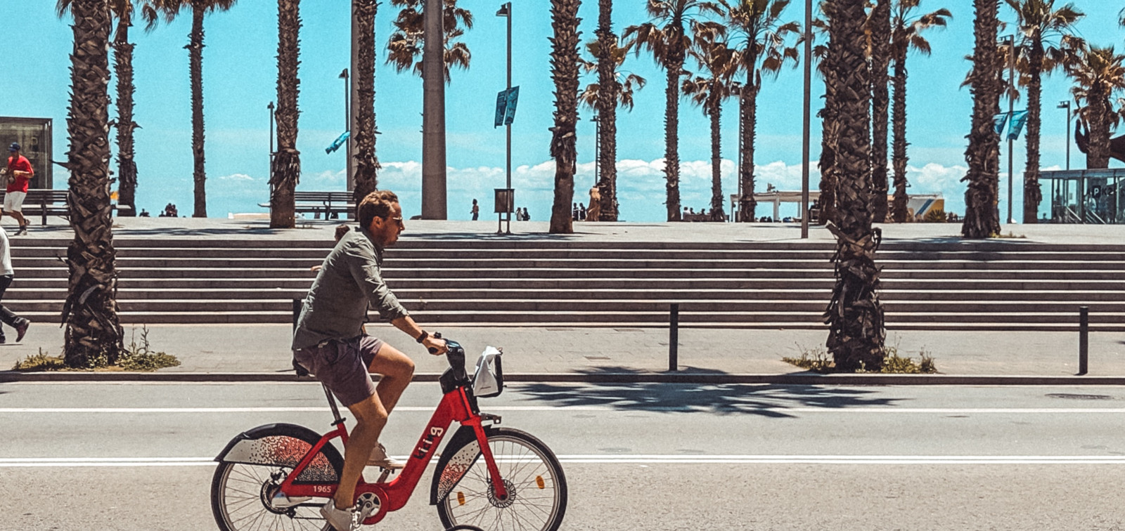 Chico en bicicleta en Barcelona