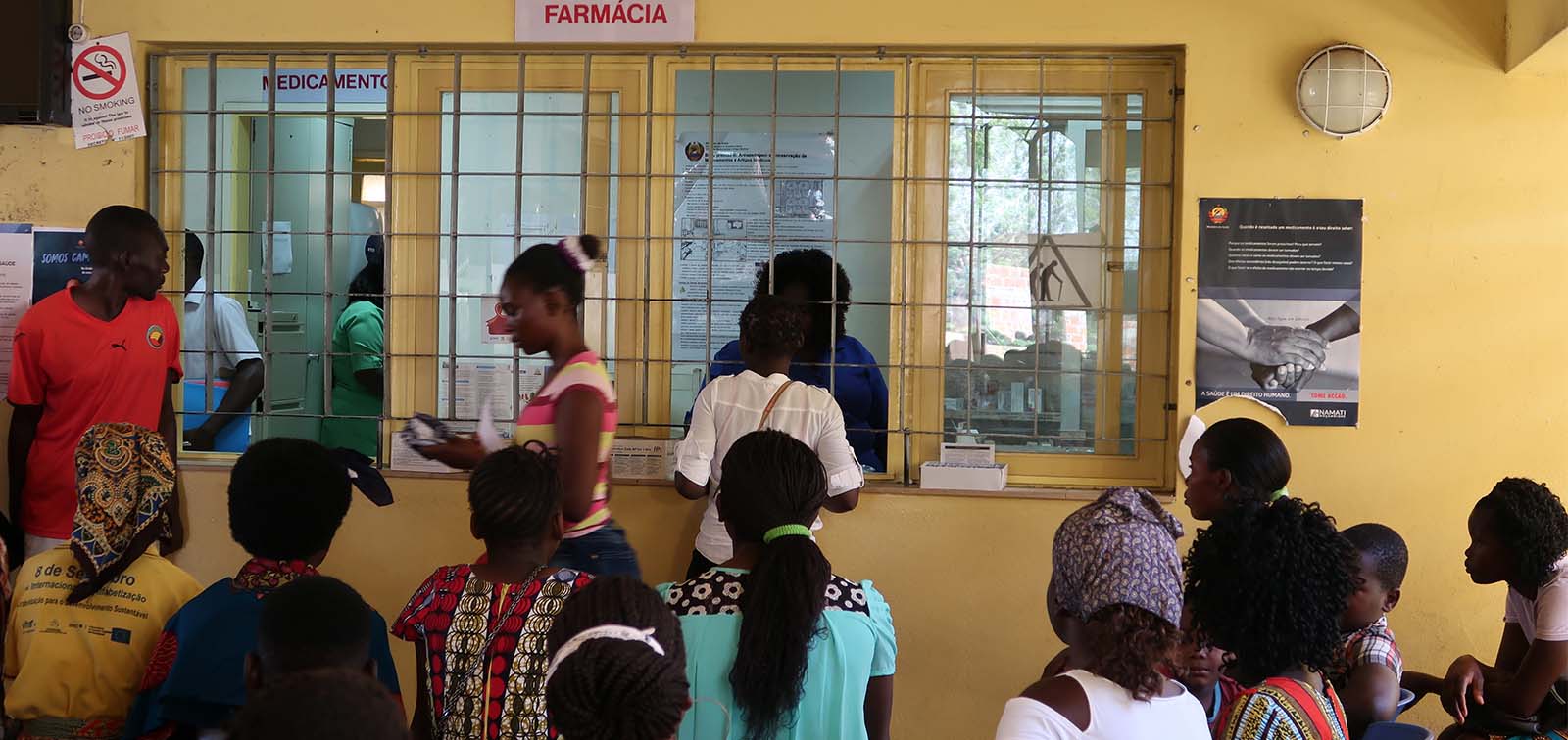 Grupo de pacientes ante la farmacia del Hospital de Manhiça, Mozambique.