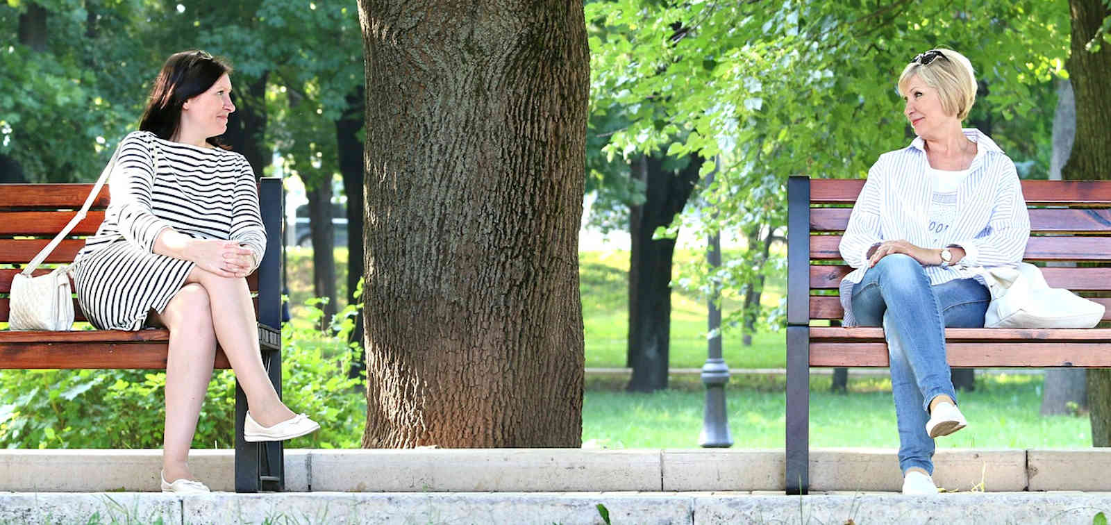 Mujeres sentadas en parque