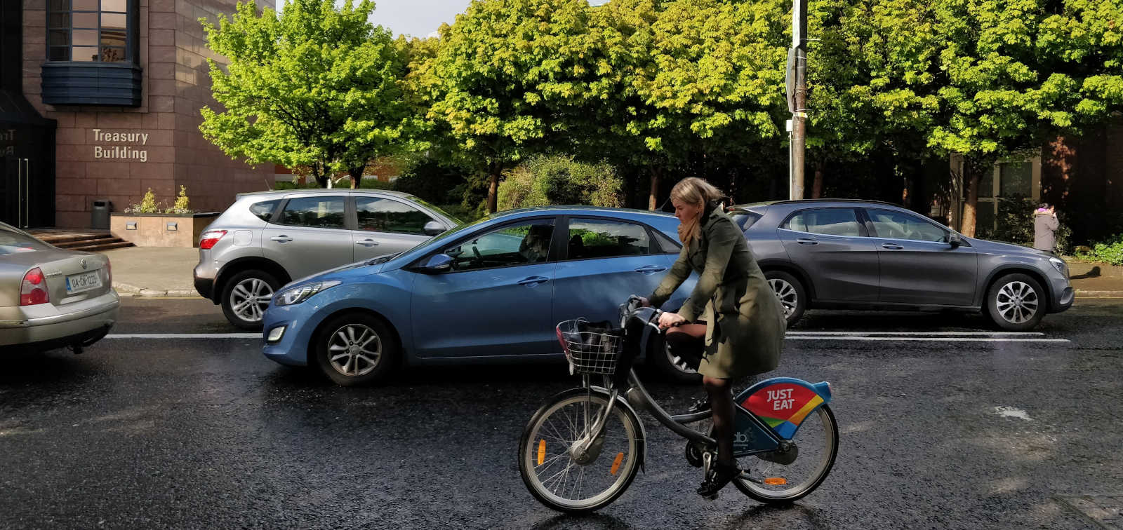 Mujer en bici y coche