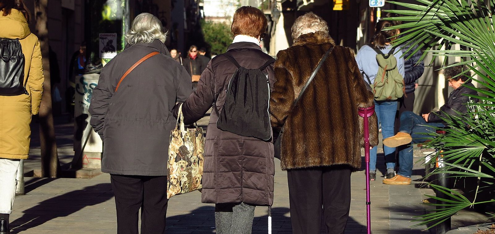 calle-asturies-personas-mayores-paseando