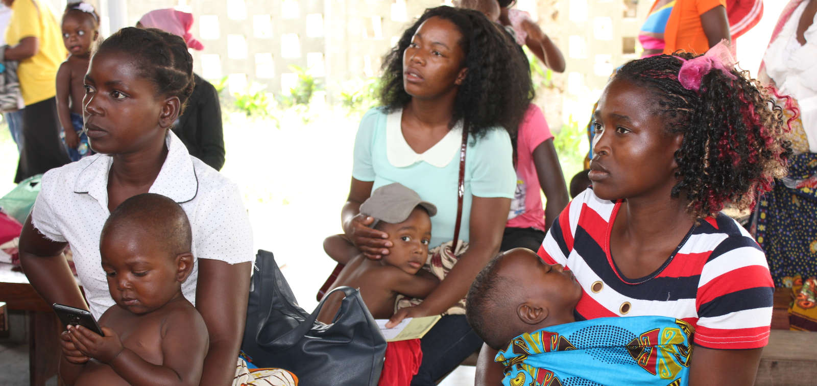 Mothers with their children in Mozambic