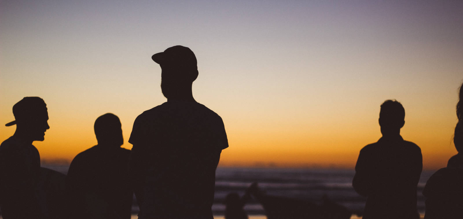 Hombres viendo atardecer