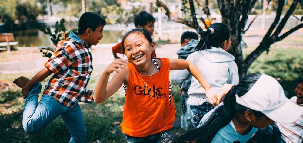 Children playing in a Vietnamese city. Photo by MI PHAM on Unsplash