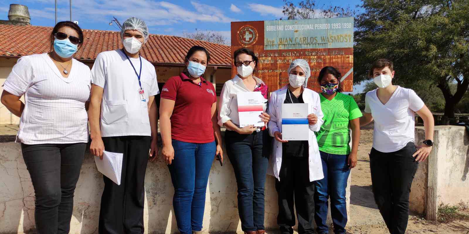 Representantes del Ministerio de Salud y personal de atención primaria de Paraguay posan junto a la coordinadora de la Iniciativa de Chagas en ISGlobal con las guías desarrolladas de forma conjunta