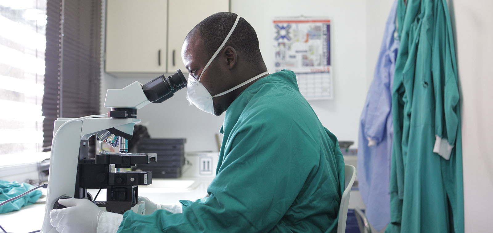 Técnico de laboratorio del grupo de investigación en tuberculosis del CISM, Mozambique