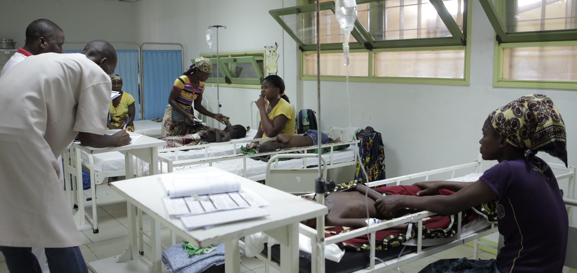 Sala de malaria grave en el Hospital Distrital de Manhiça, en Mozambique. Copyright_ Andalu Vila San Juan_