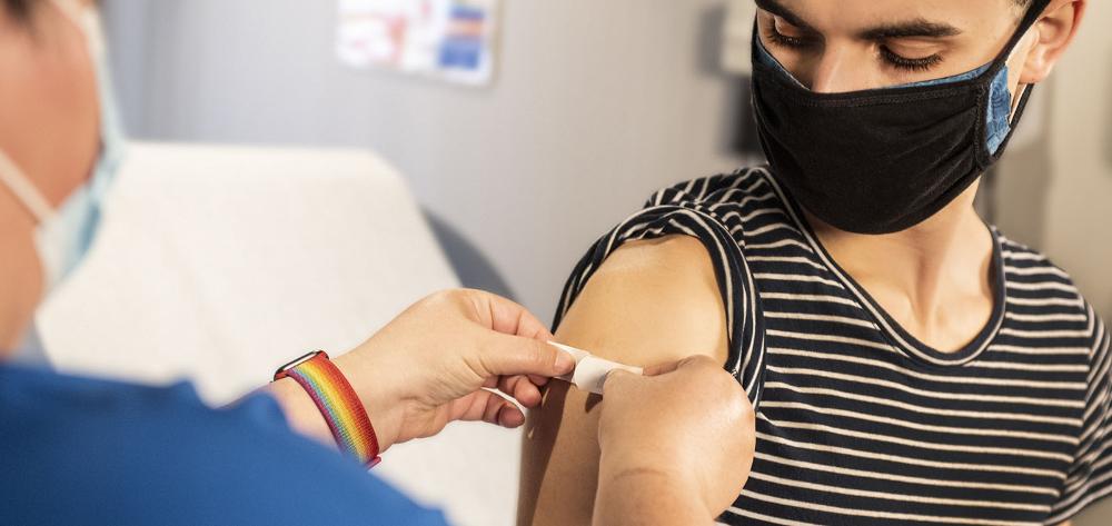 Un adolescente recibe la vacuna de la COVID-19